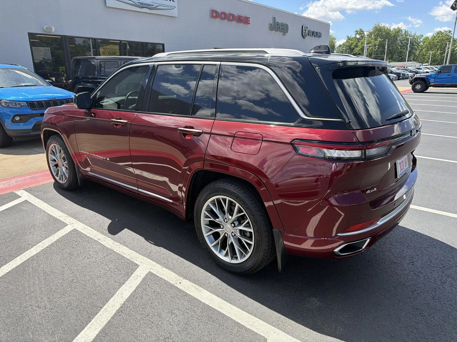 Used 2023 Velvet Red Pearlcoat Jeep Summit image 12