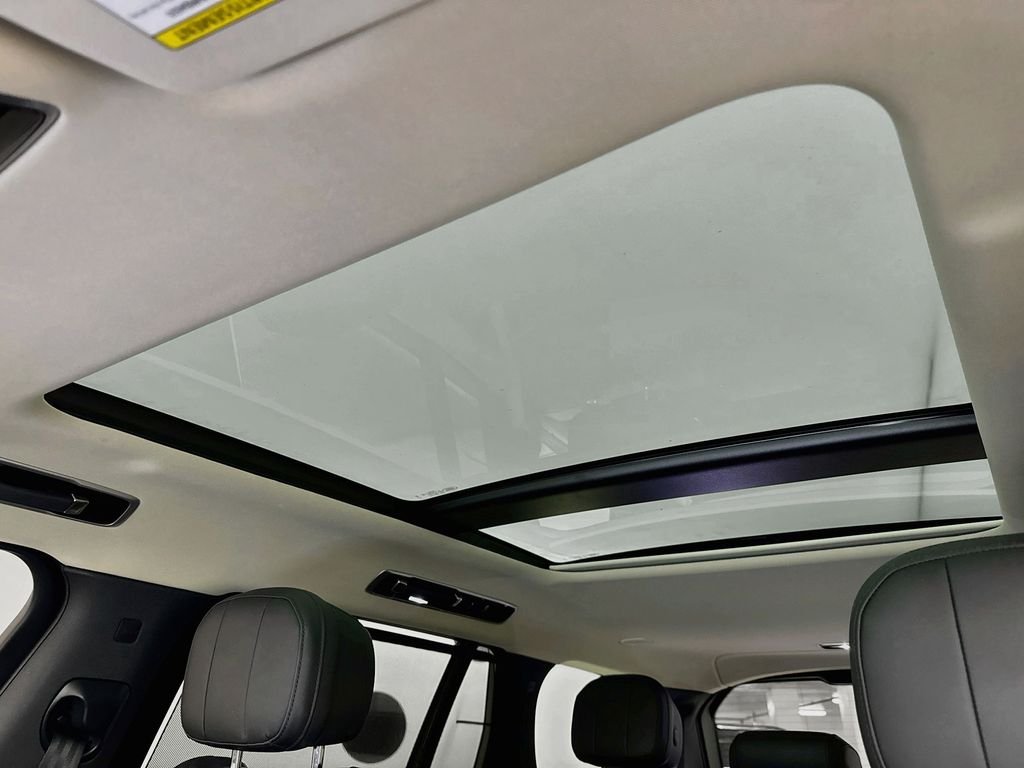 Used 2024 White Land Rover SE image 22