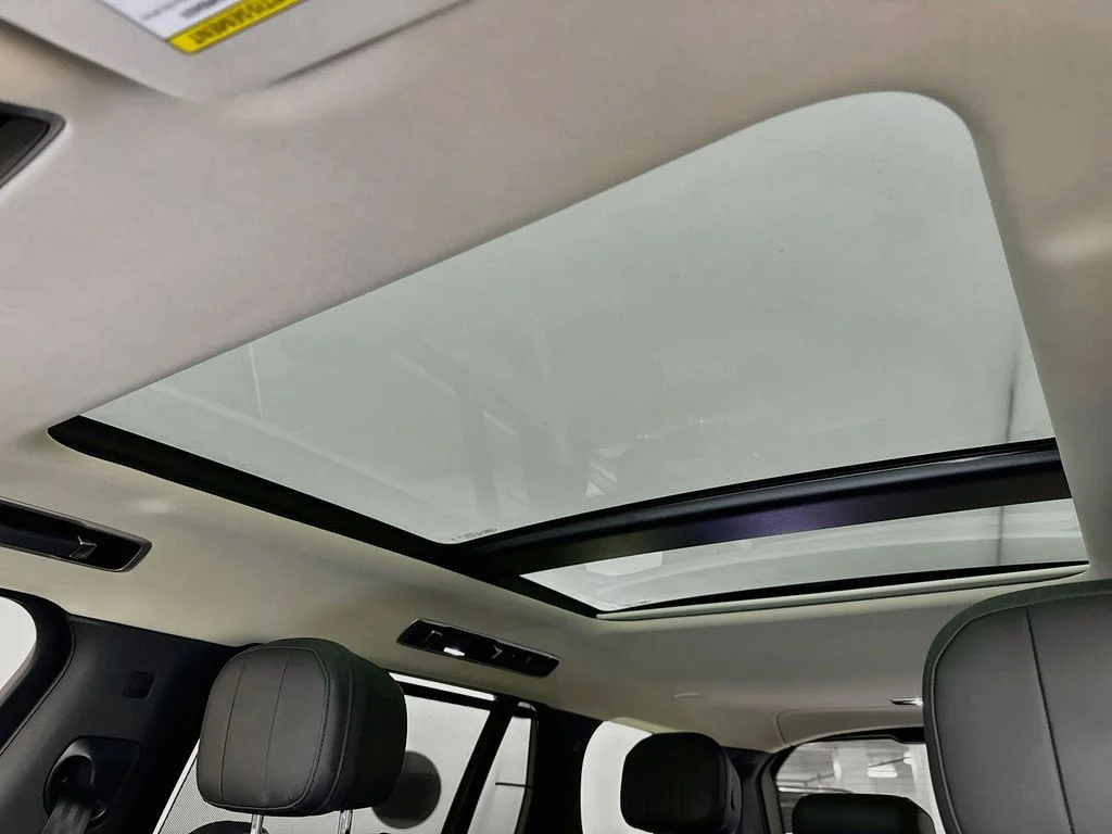 Used 2024 White Land Rover SE image 22