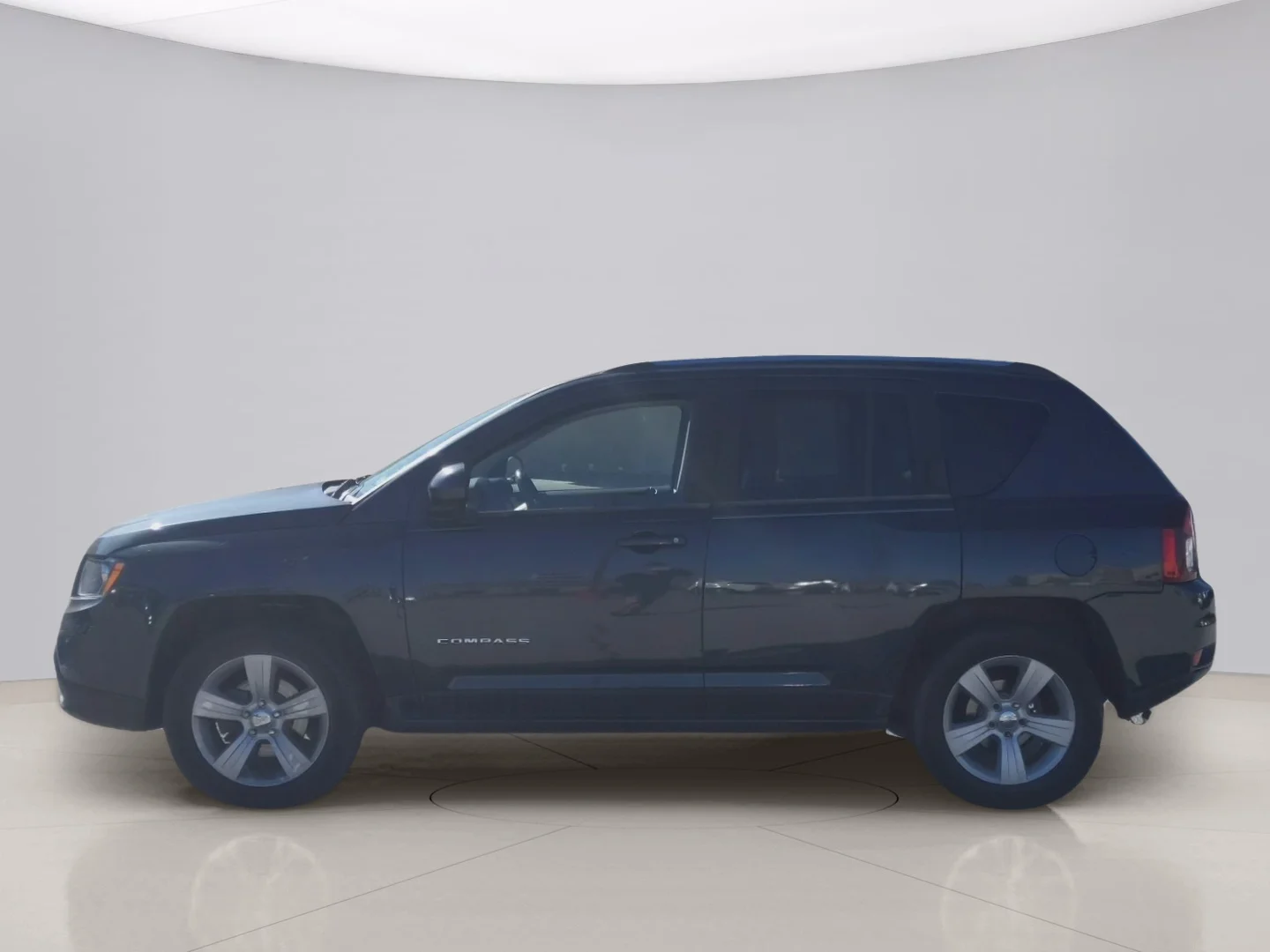 Used 2015 Gray Jeep LATITUDE image 2