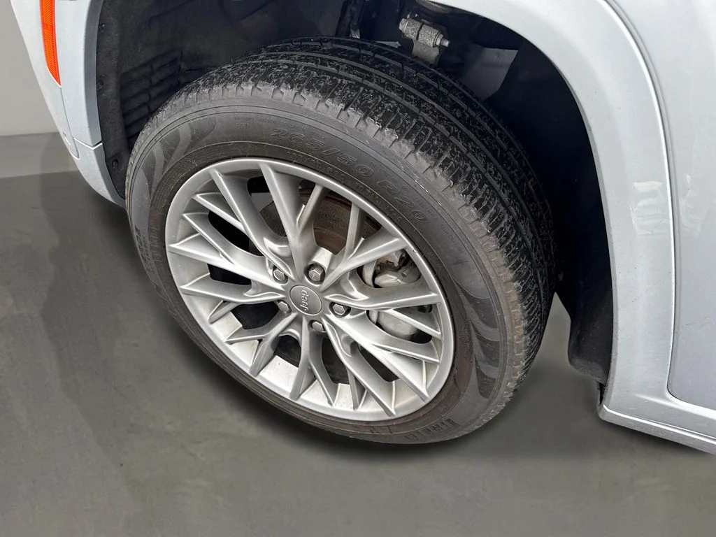 Used 2022 Silver Jeep Summit image 10
