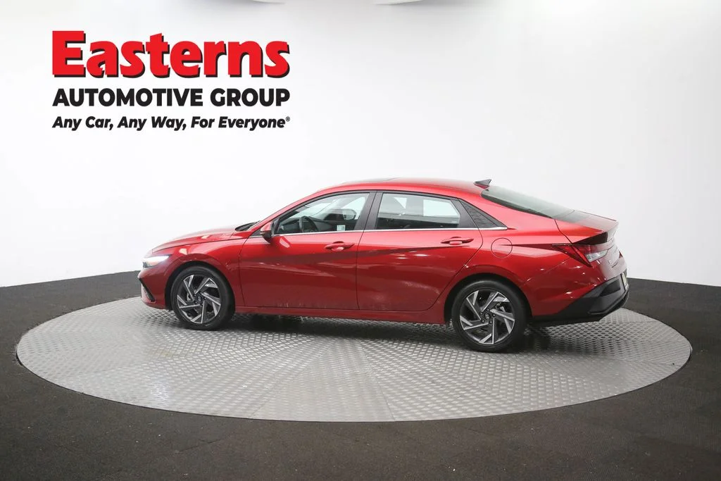 Used 2025 Red Hyundai SEL Convenience image 63