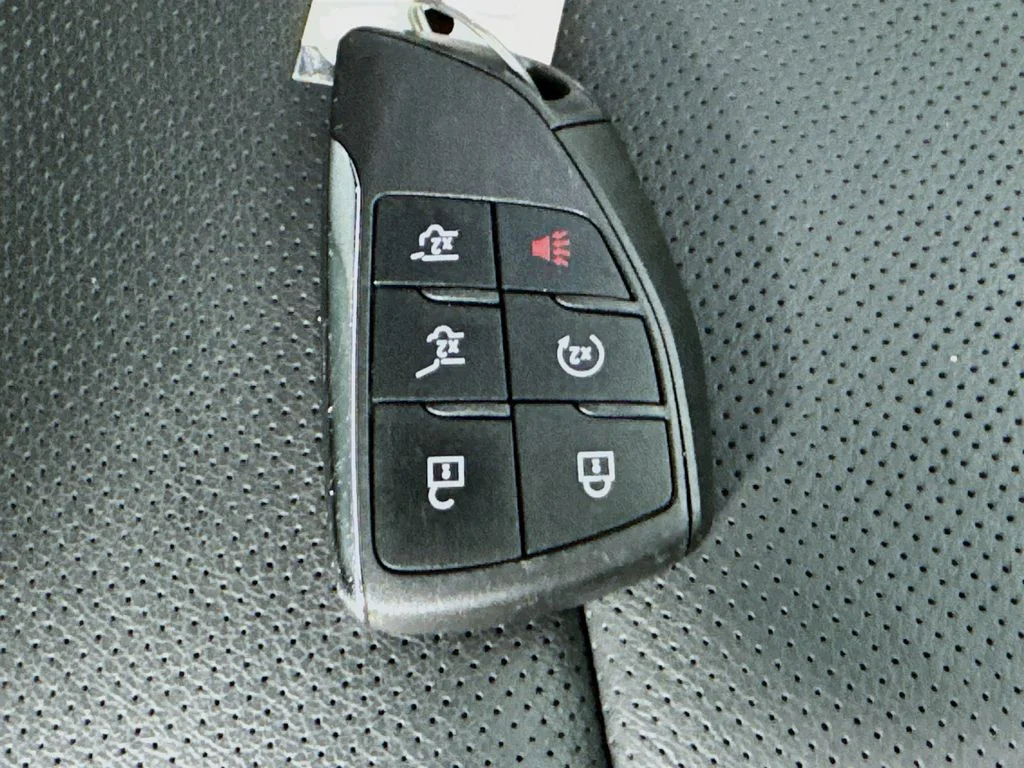 Used 2024 White GMC SLT image 37