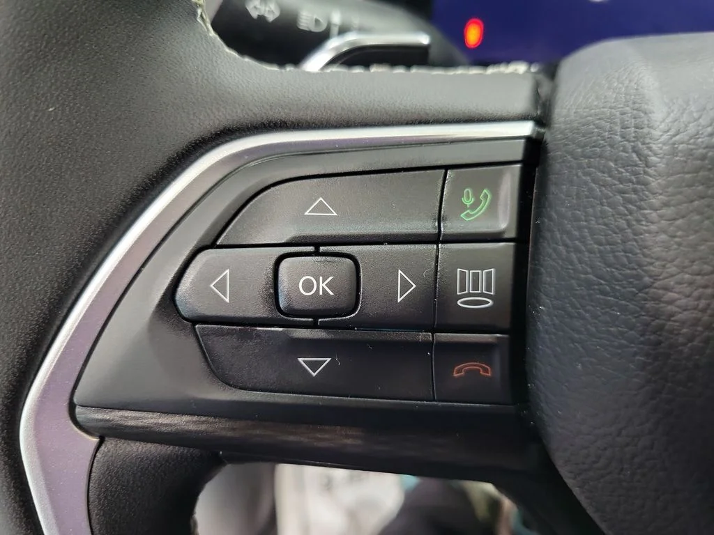 Used 2024 Silver Jeep Laredo image 36