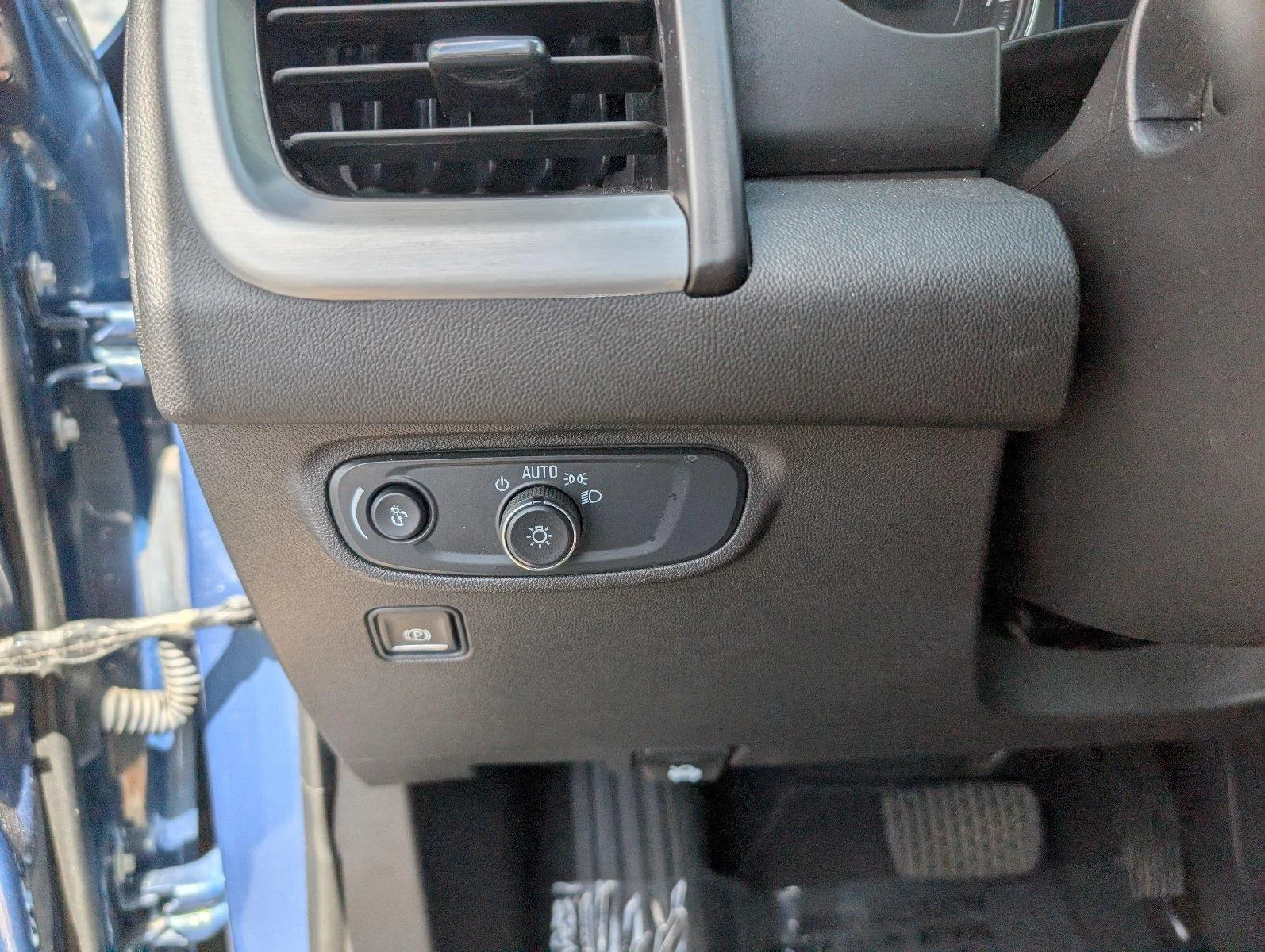 Used 2024 Downpour Metallic GMC SLE image 27