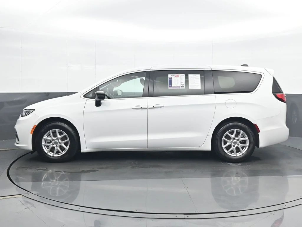 Used 2025 White Chrysler Select image 3