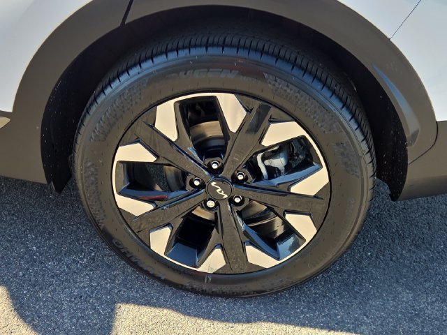 Certified Used 2024 White Pearl Kia X-Line image 6