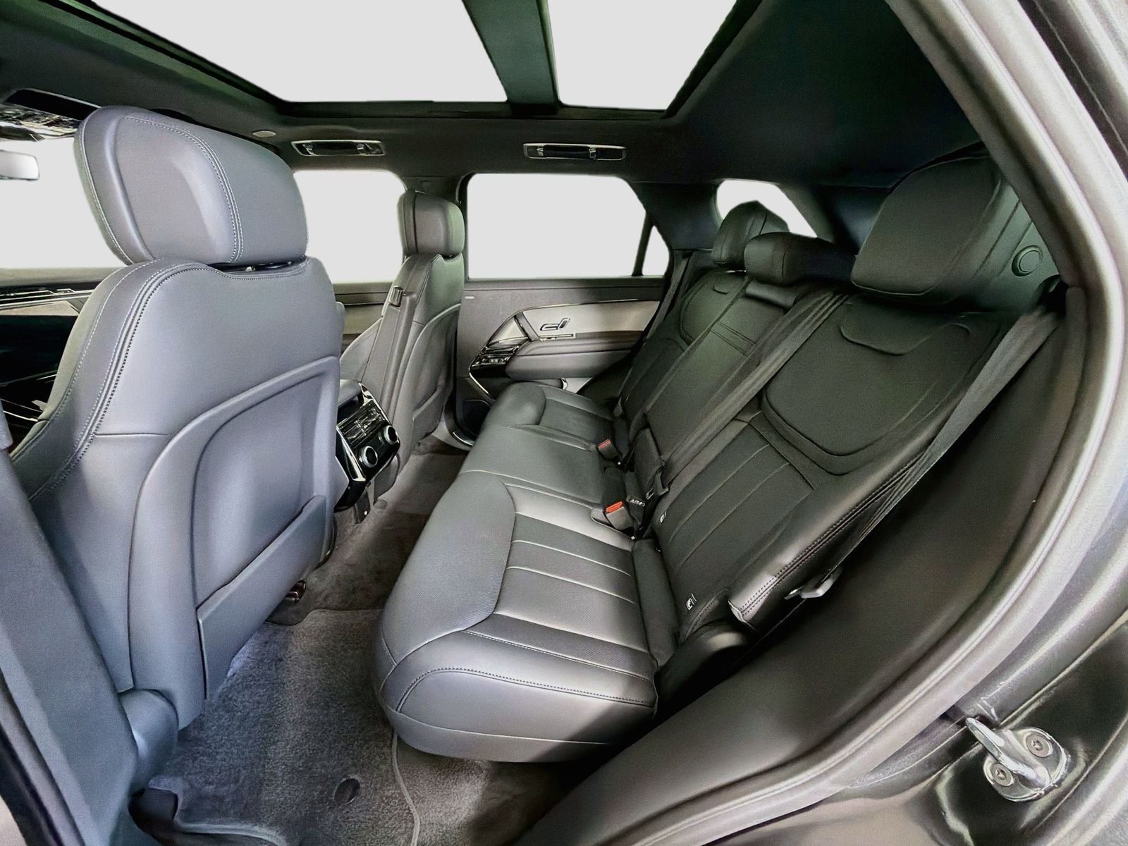New 2026 Carpathian Grey Land Rover Dynamic SE image 27