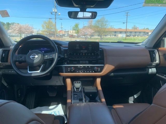 Used 2025 Black Nissan Platinum image 27