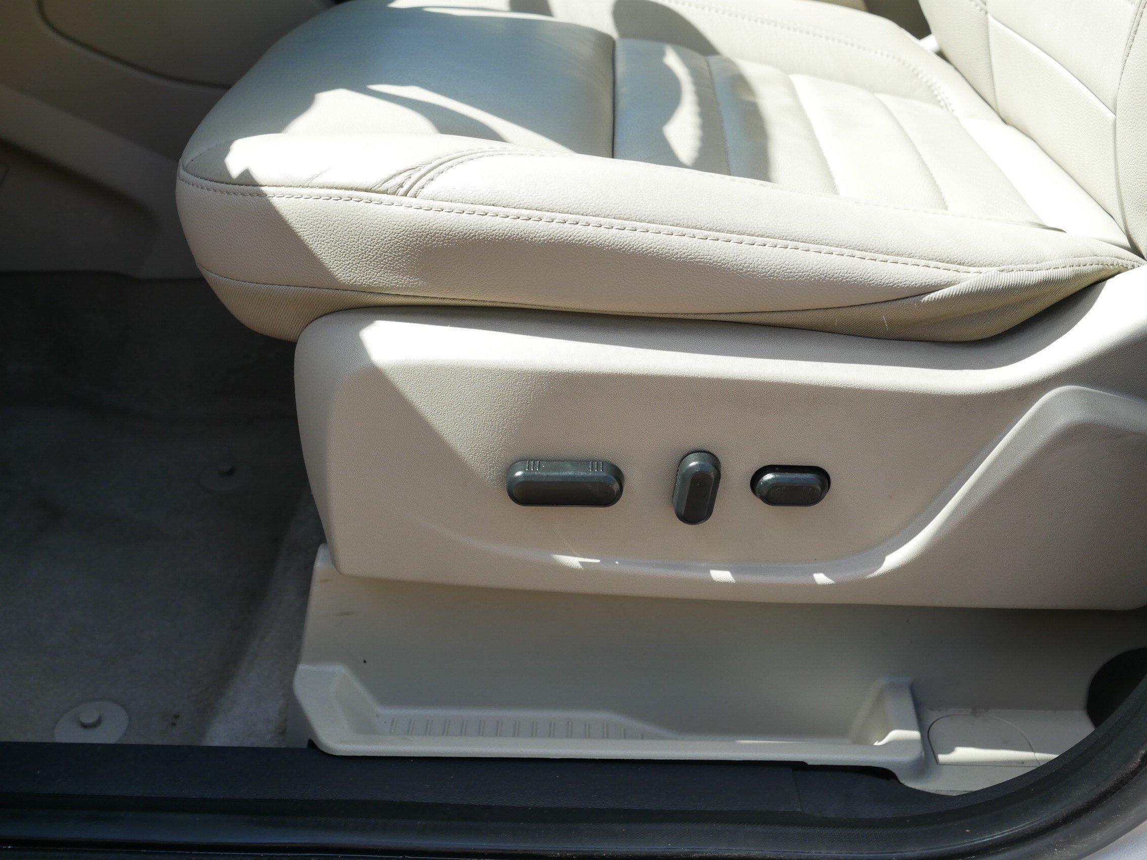 Used 2016 INGOT SILVER Ford Titanium image 20