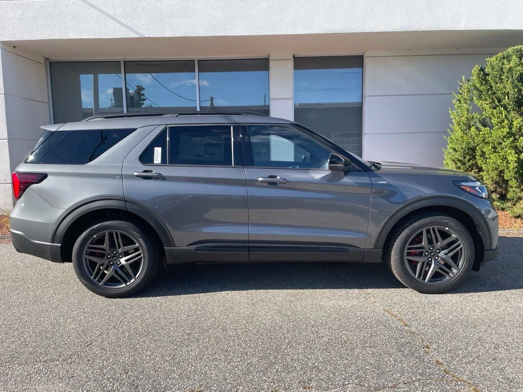 New 2027 CARBONIZED GRAY Ford ST-Line image 6
