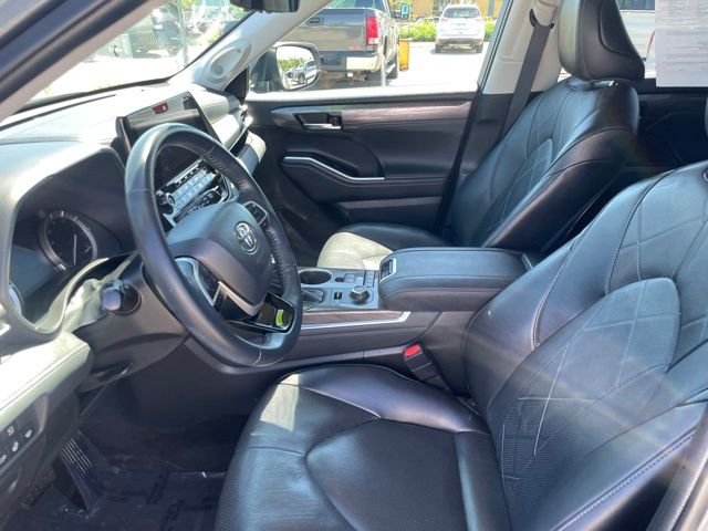 Used 2022 Gray Toyota Platinum image 16
