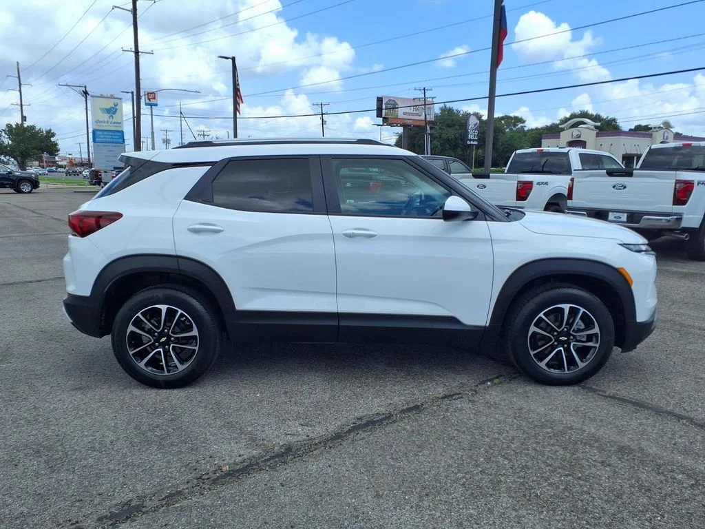 Used 2025 White Chevrolet LT image 8