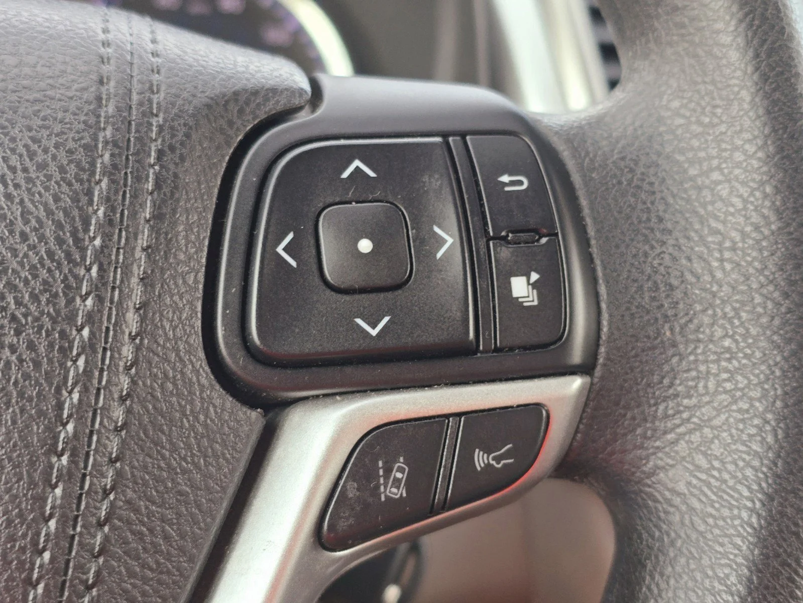 Used 2018 Midnight Black Metallic Toyota LE image 26