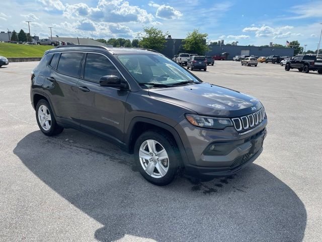 Used 2022 Granite Crystal Clearcoat Metallic Jeep Latitude image 1