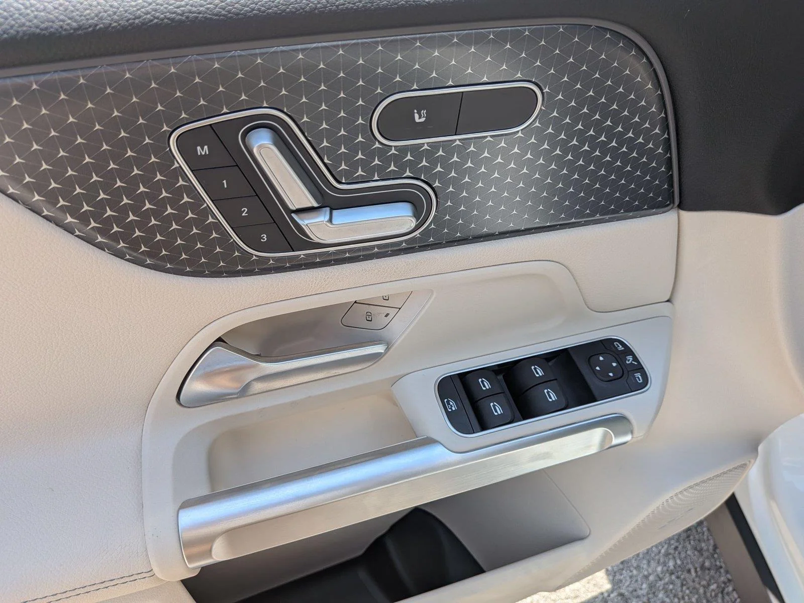 Used 2025  Mercedes-Benz GLB 250 image 16
