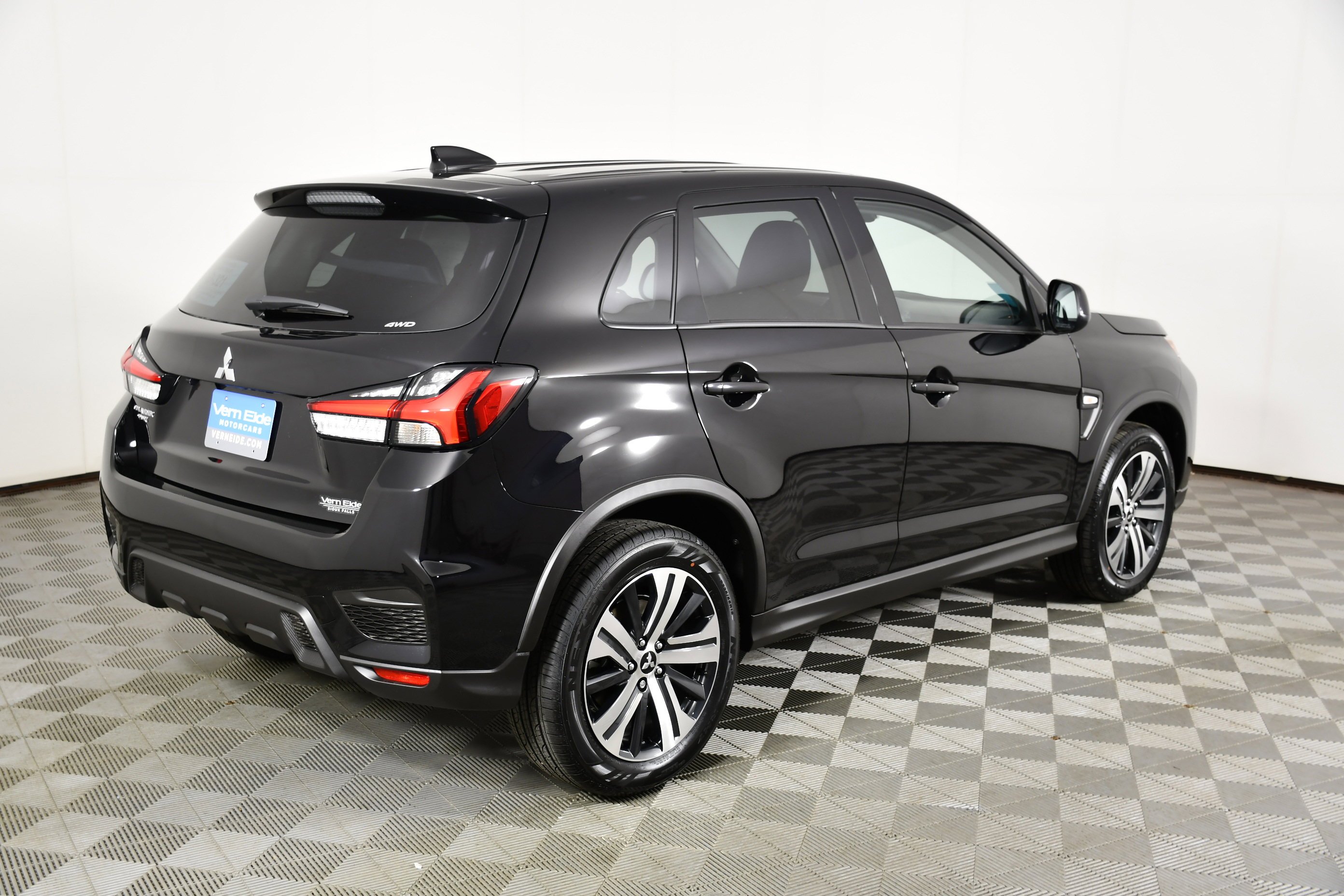 New 2026 Labrador Black Pearl Mitsubishi ES image 6