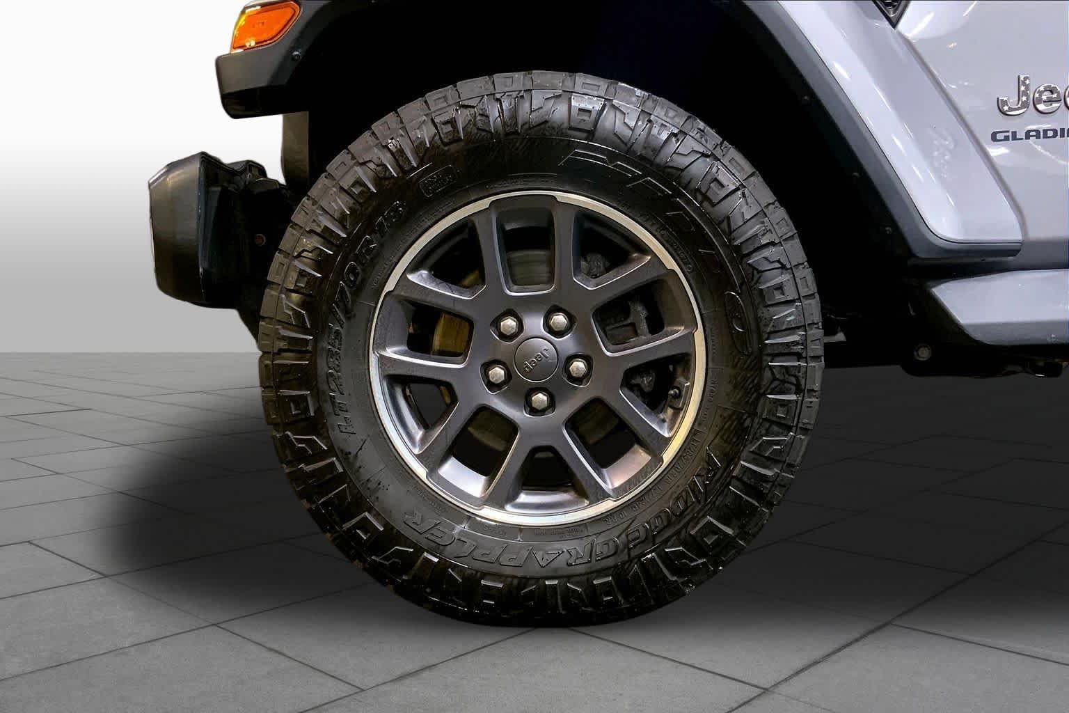 Used 2020 Billet Silver Metallic Clearcoat Jeep Overland image 11