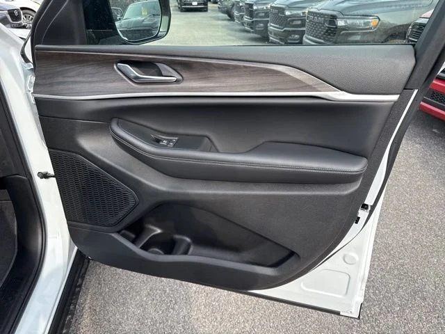 New 2026 Bright White Clear-Coat Exterior Paint Jeep Altitude image 28