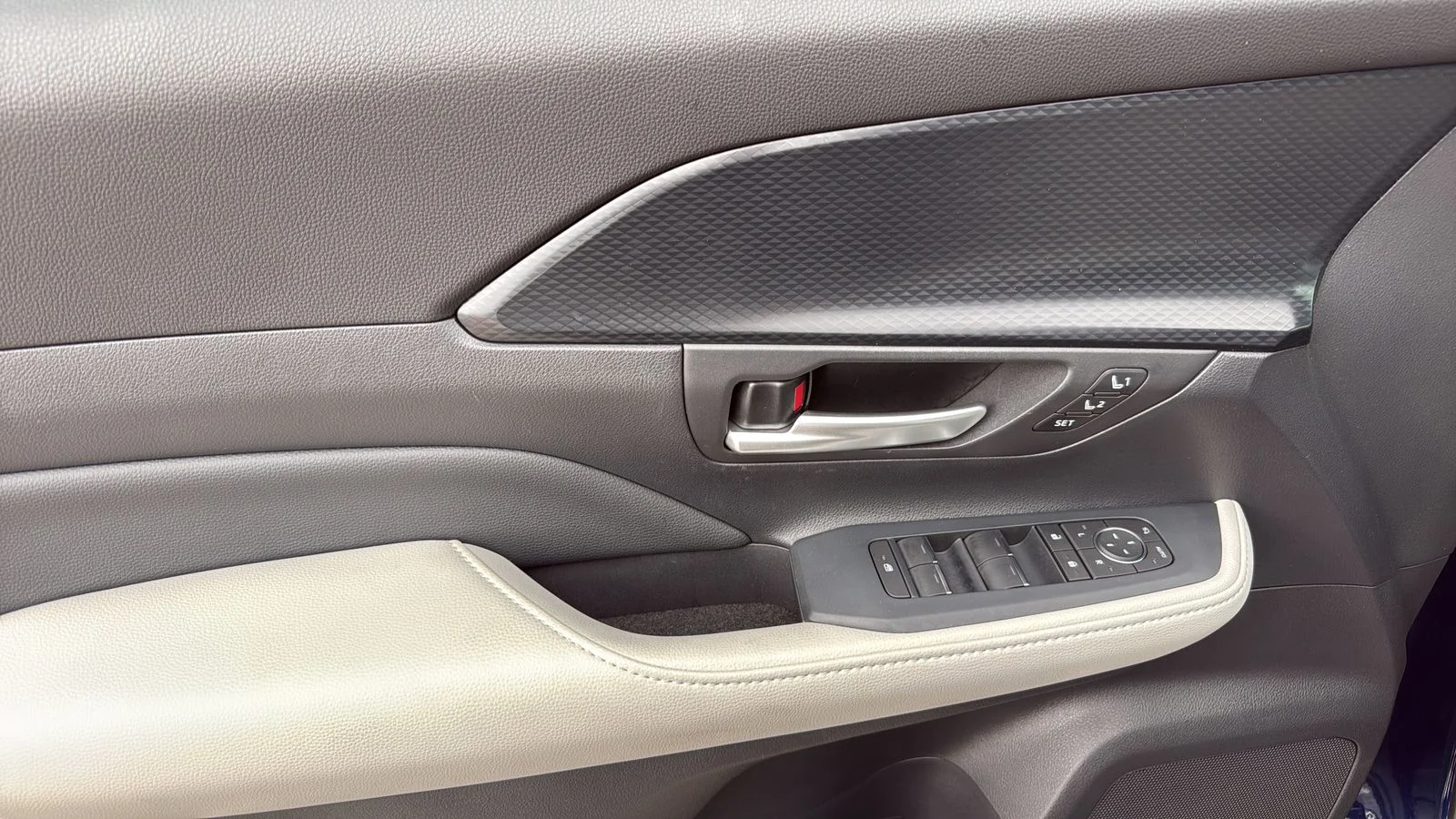 Used 2025 Blue Toyota MAX Platinum image 11