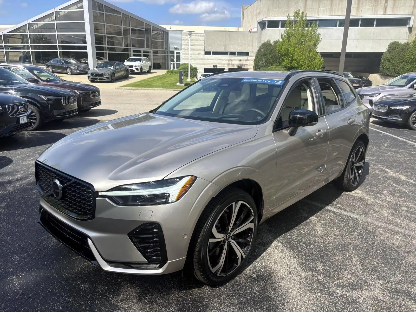 2023 Volvo XC60 B6 Ultimate Dark Theme AWD's photo