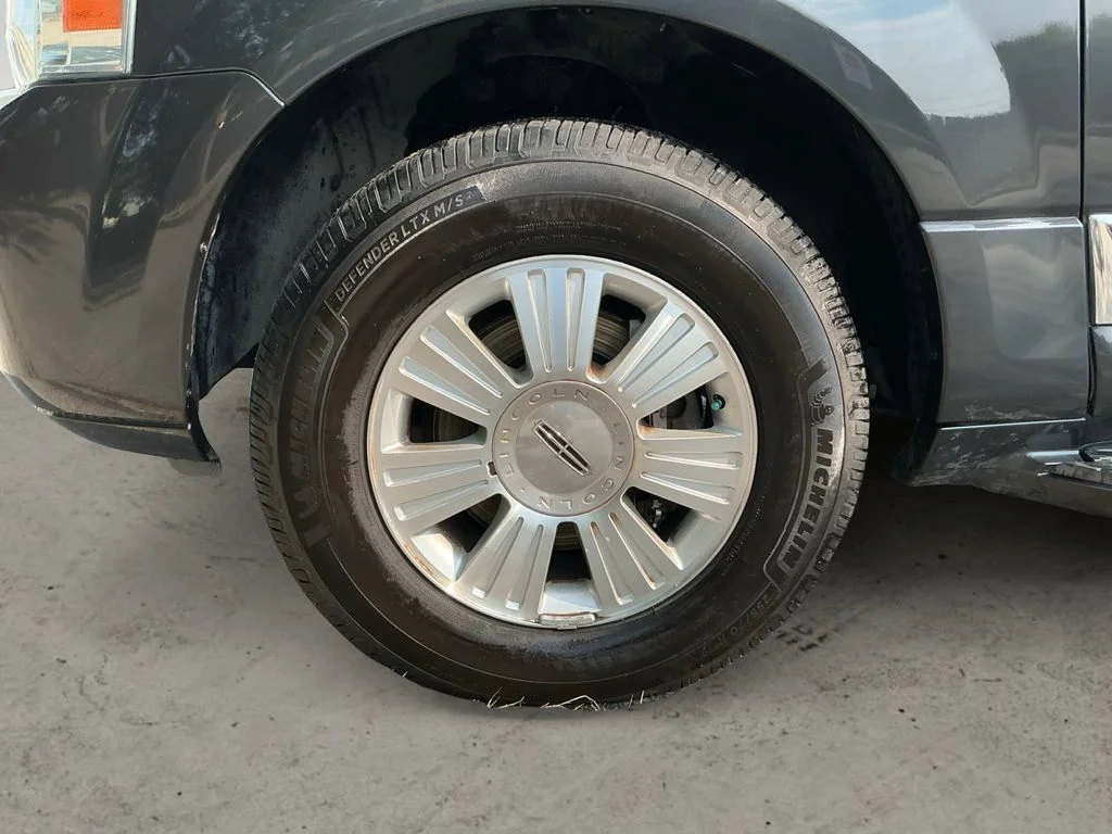 Used 2007 Gray Lincoln Base image 9