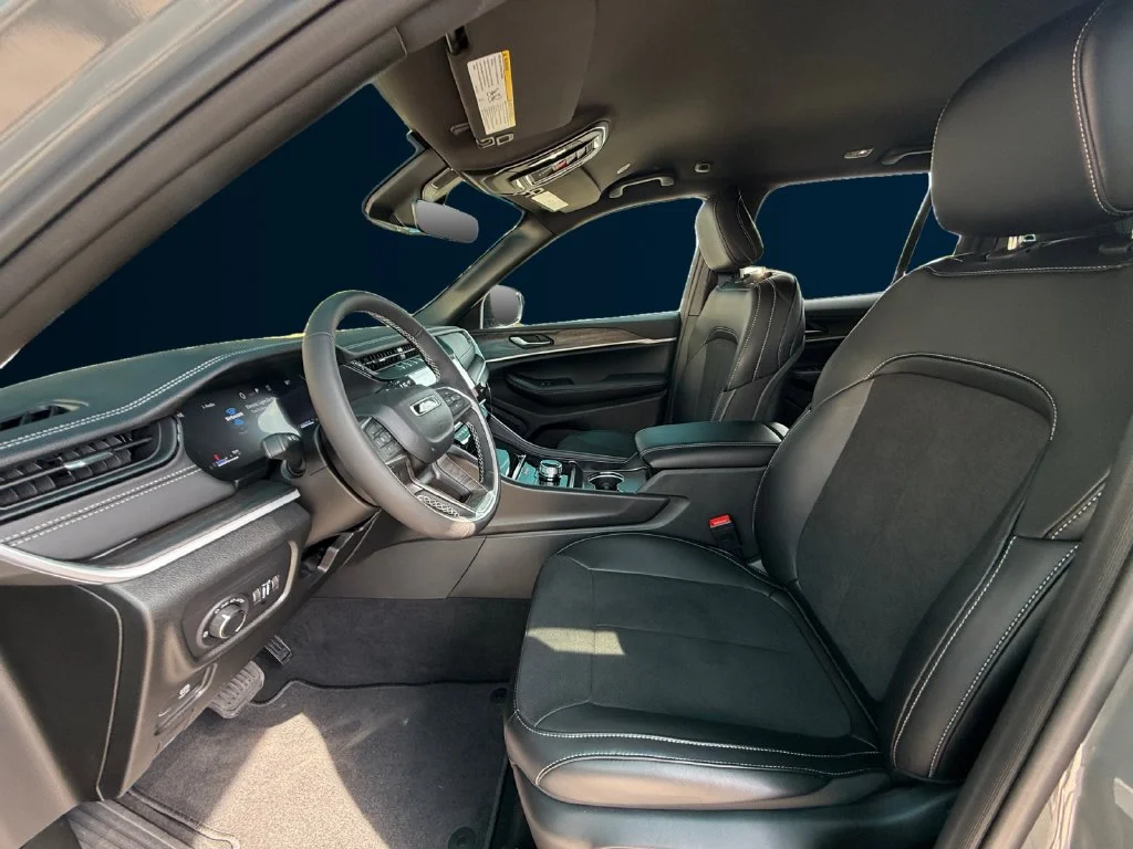 New 2027 Gray Jeep Laredo Altitude image 10