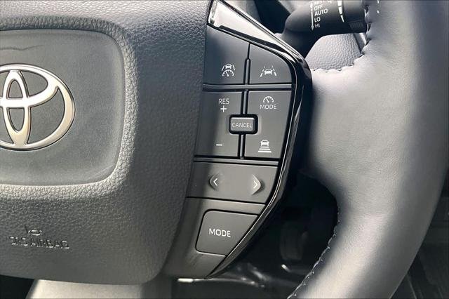 Certified Used 2025 WIND CHILL PEARL Toyota  image 24