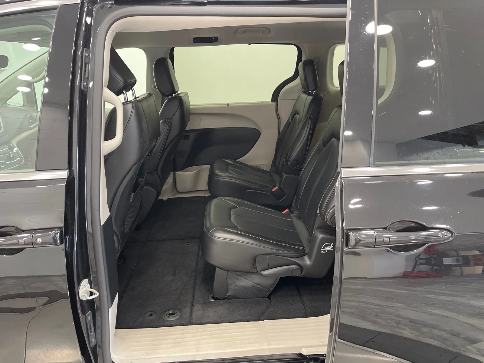 Used 2023 Brilliant Black Crystal Pearlcoat Chrysler Touring L image 37