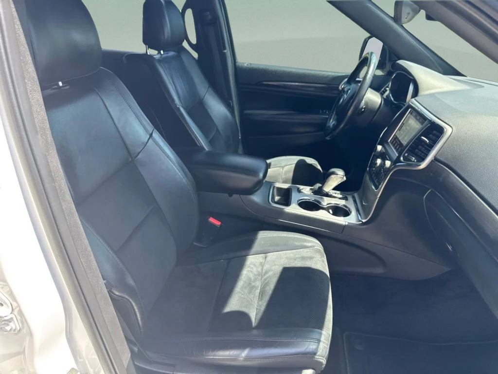 Used 2018 Bright White Clearcoat Jeep Laredo E image 29