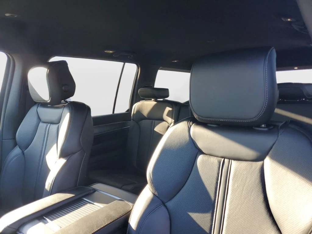 New 2026 Bright White Clear-Coat Exterior Paint Jeep Limited Altitude image 11