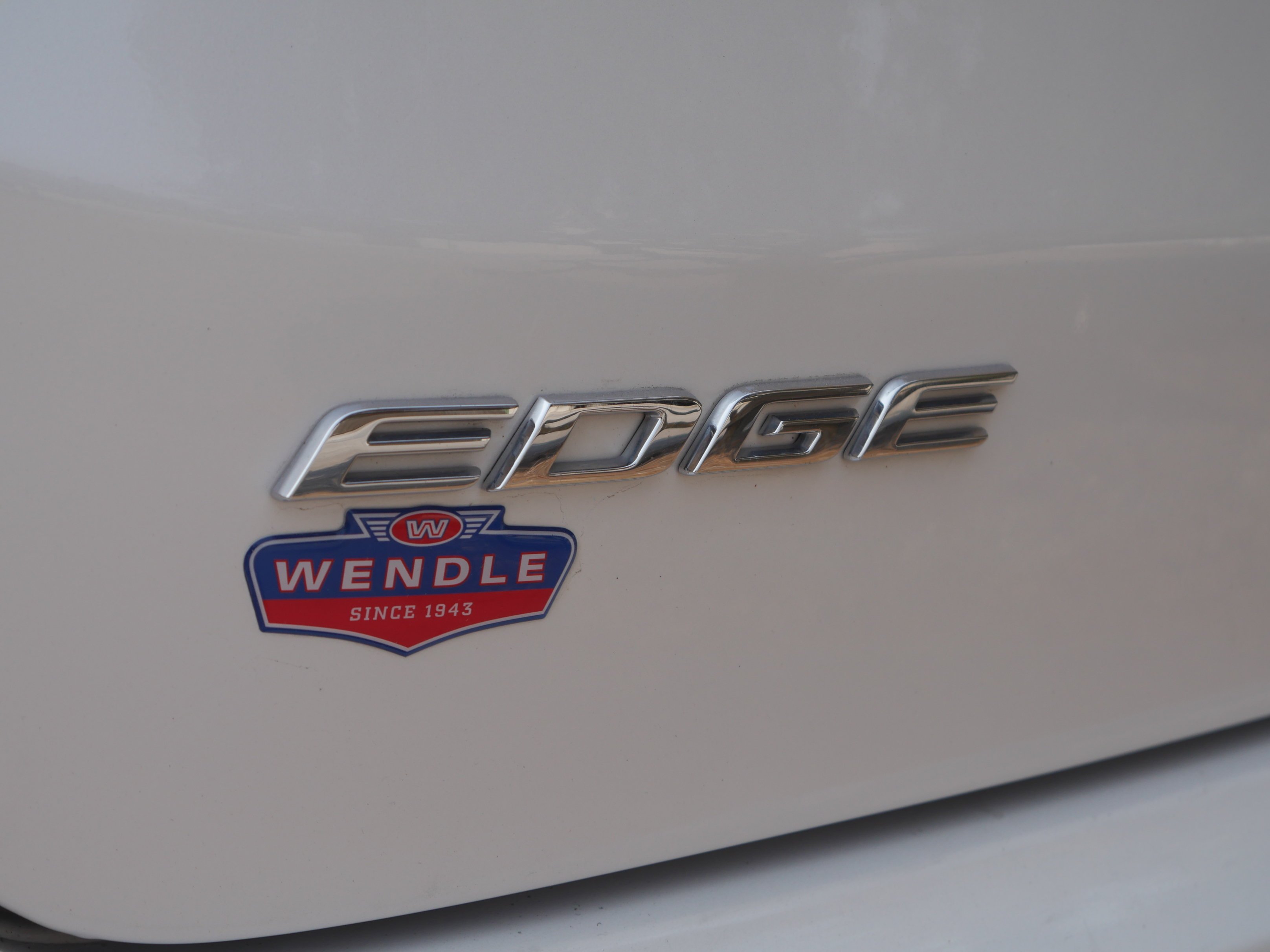 Used 2019 White Platinum Clearcoat Metallic Ford SEL image 18