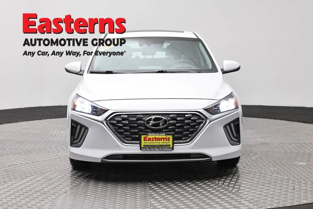 Used 2021 White Hyundai Limited image 2