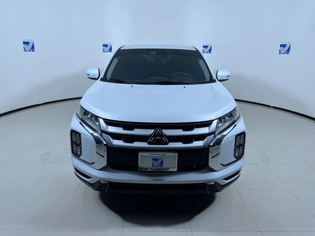 Used 2023 White Mitsubishi SE image 3