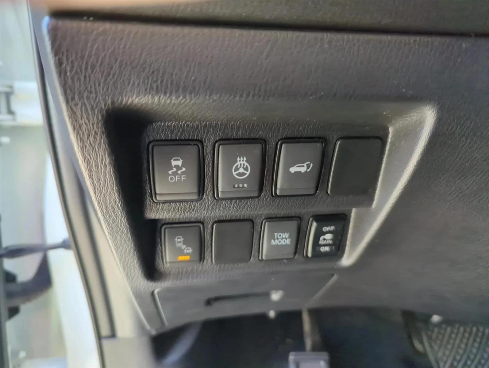 Used 2018 Pearl White Nissan SL image 15