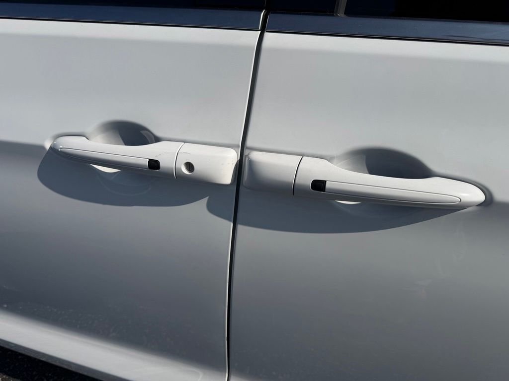 Used 2023 White Chrysler Touring L image 5