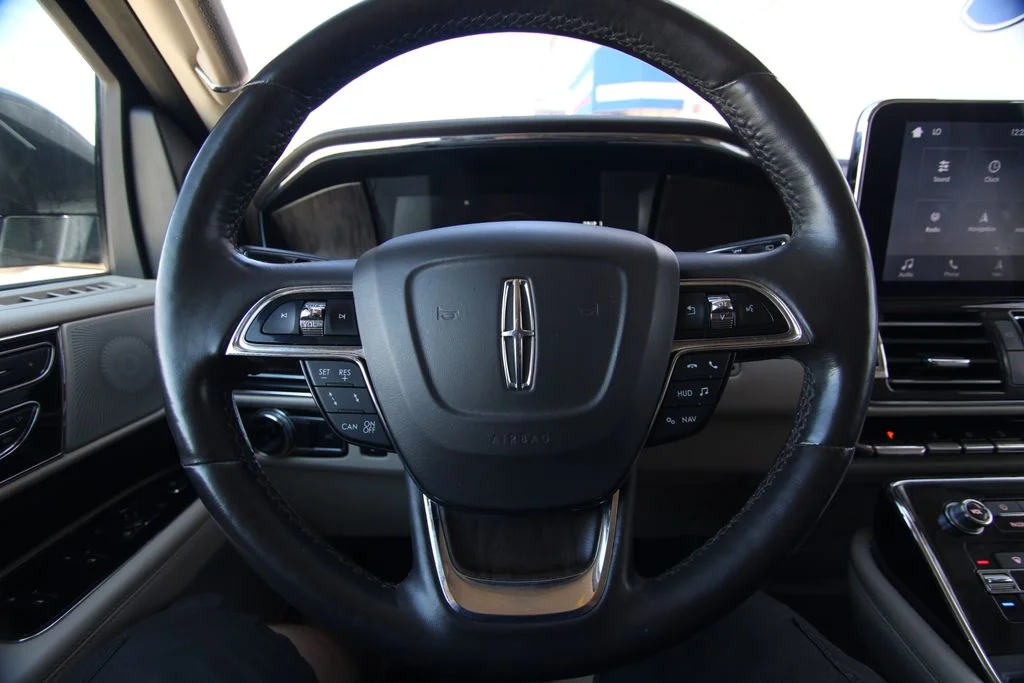Used 2019 White Platinum Tri-Coat Metallic Lincoln Reserve image 20