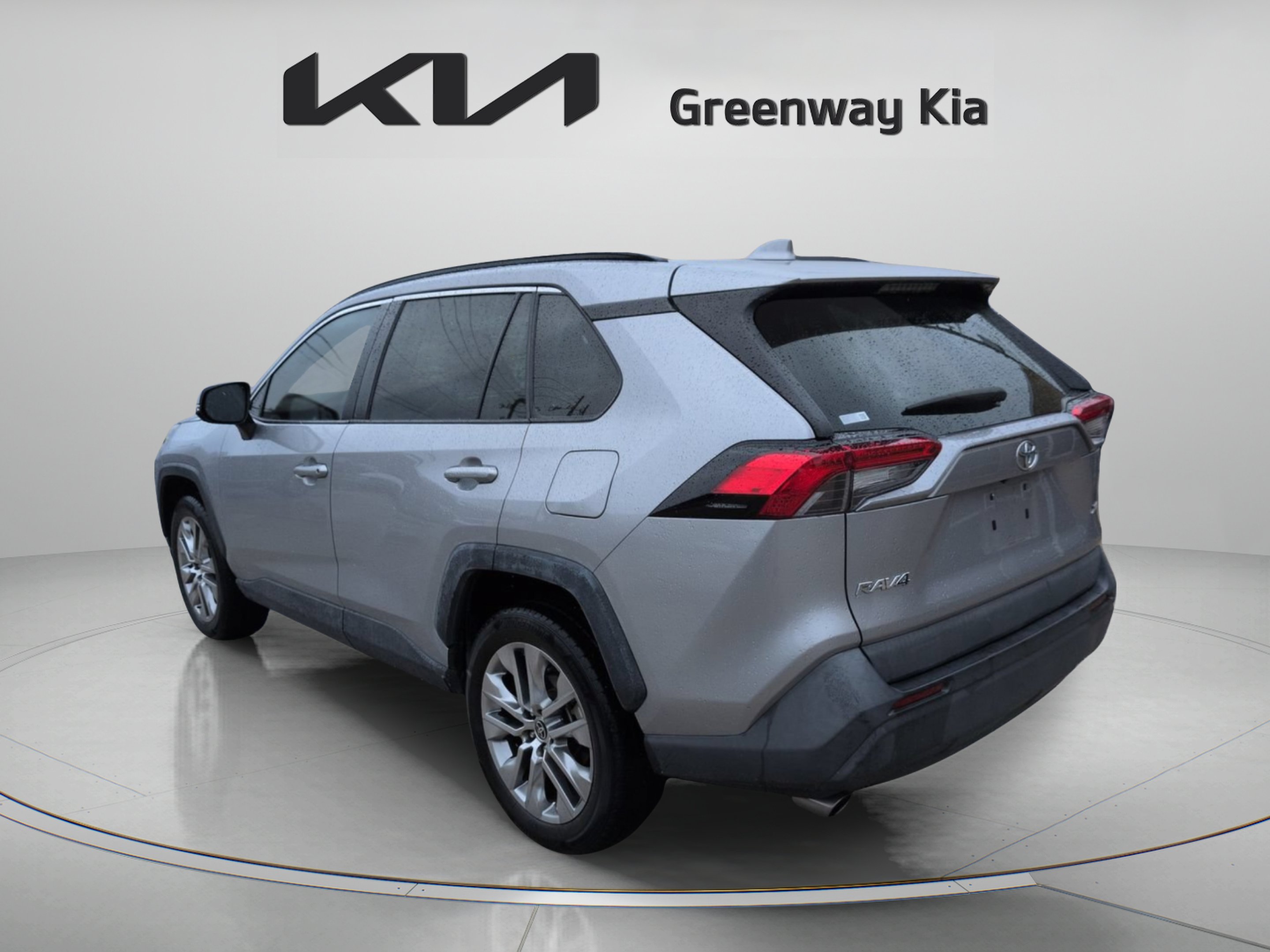 Used 2021 Silver Sky Metallic Toyota XLE Premium image 6