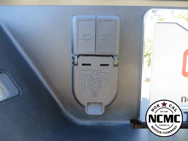 Used 2025 White GMC AT4 image 14