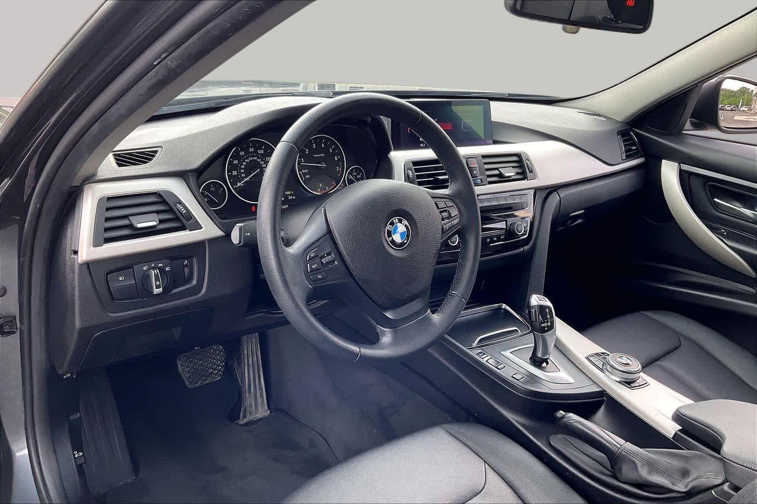 Used 2018 Mineral Gray Metallic BMW 320i xDrive image 17