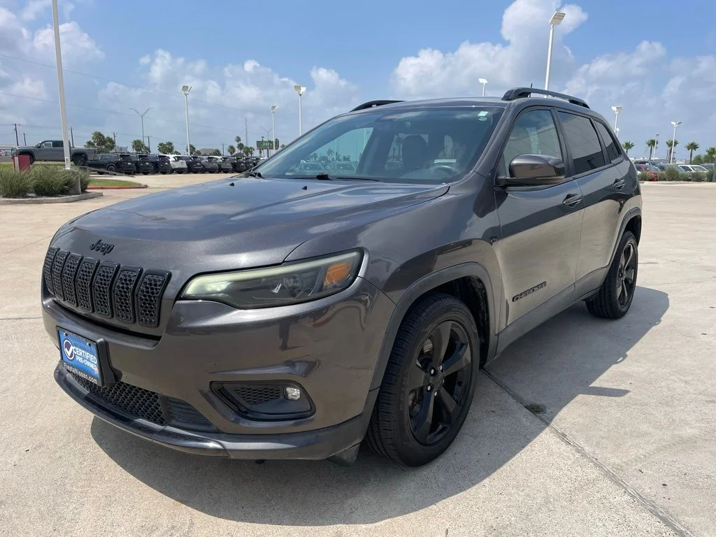 Used 2019 Gray Jeep Latitude Plus image 3