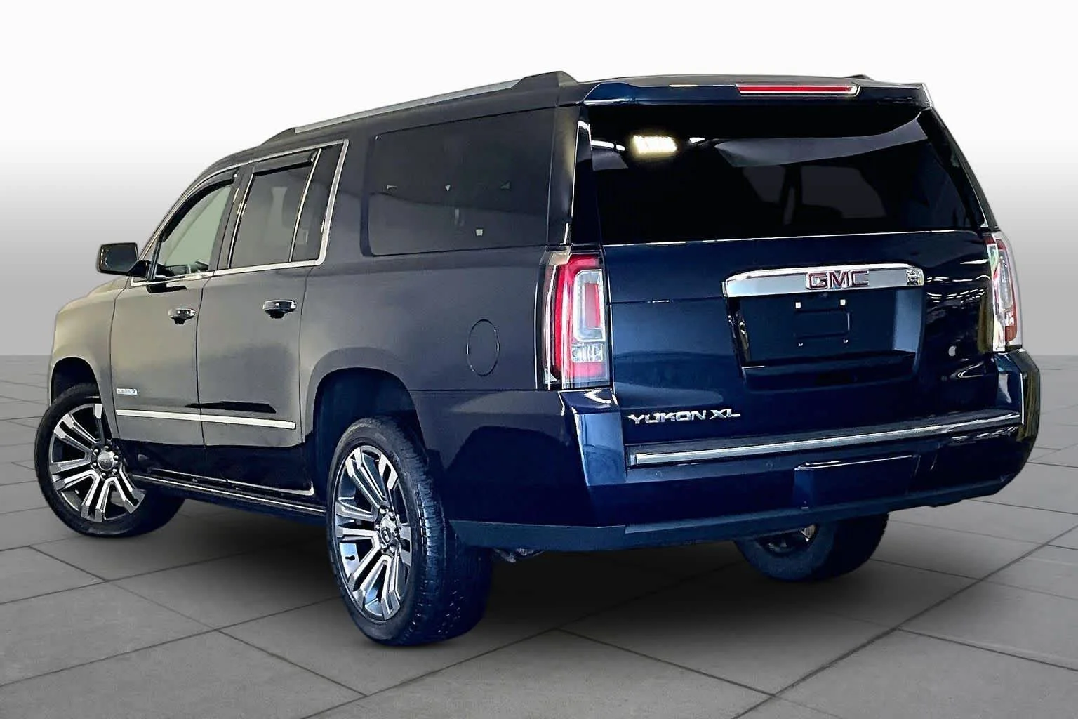 Used 2020 Dark Sapphire Blue Metallic GMC Denali image 12