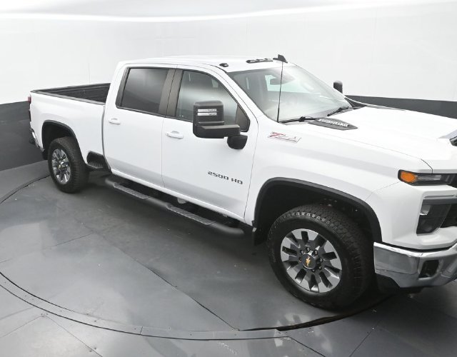 Used 2024 Summit White Chevrolet LT image 28