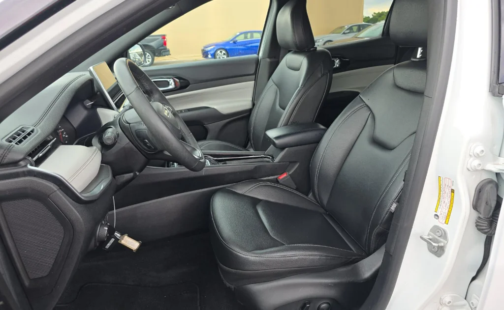 Used 2025 White Jeep Limited image 5