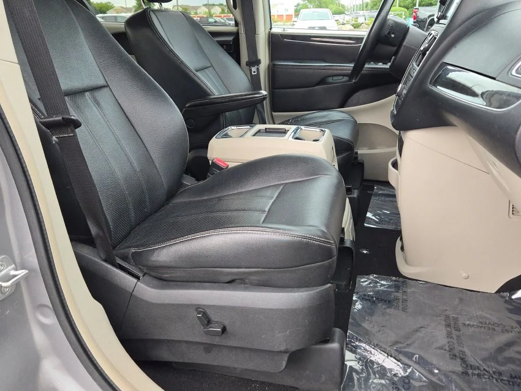 Used 2013 Silver Chrysler Touring-L image 4
