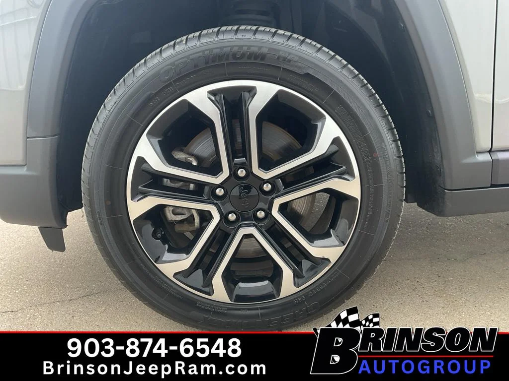 Used 2023 Grey Jeep Limited image 14