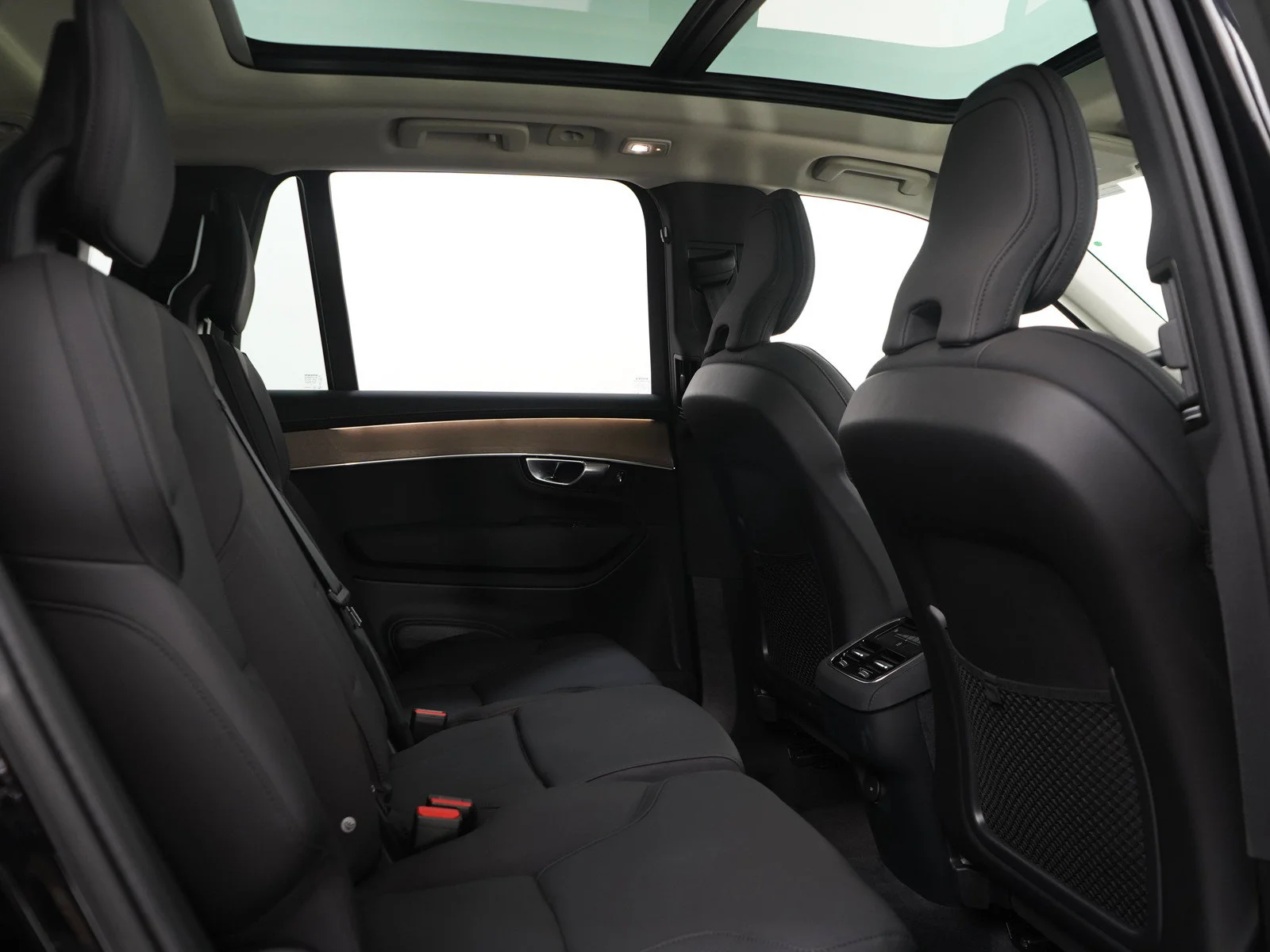 Used 2026 Onyx Black Metallic Volvo B6 Plus 7-Seater image 12