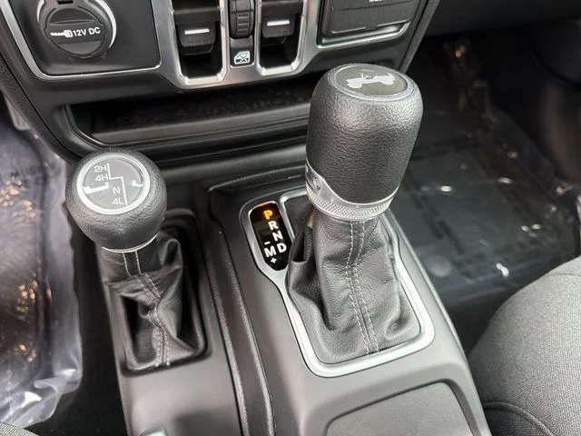Used 2025 Green Jeep Sport S image 21