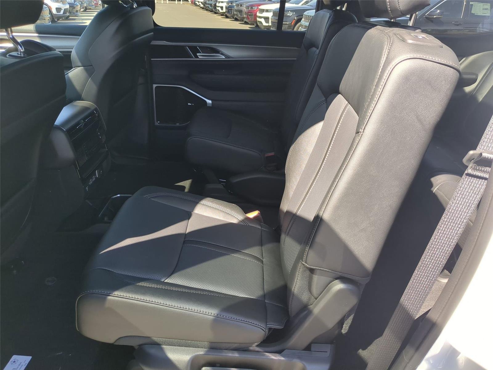 New 2026 Bright White Clear-Coat Exterior Paint Jeep Limited Altitude image 27