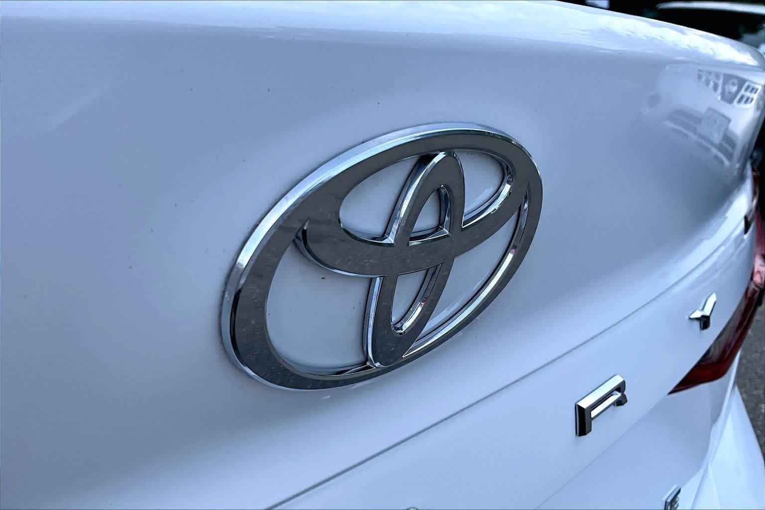 Used 2025 Ice Cap Toyota LE image 29
